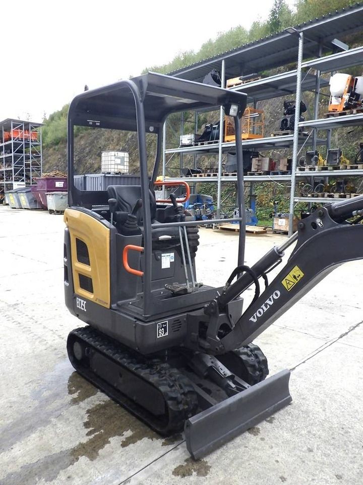 2015 Volvo EC15C mini excavator, side view 2015 Volvo EC15C mini excavator, side view