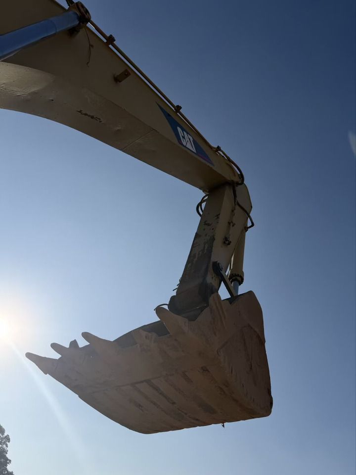 2023 Caterpillar 325B crawler excavator boom and bucket detail