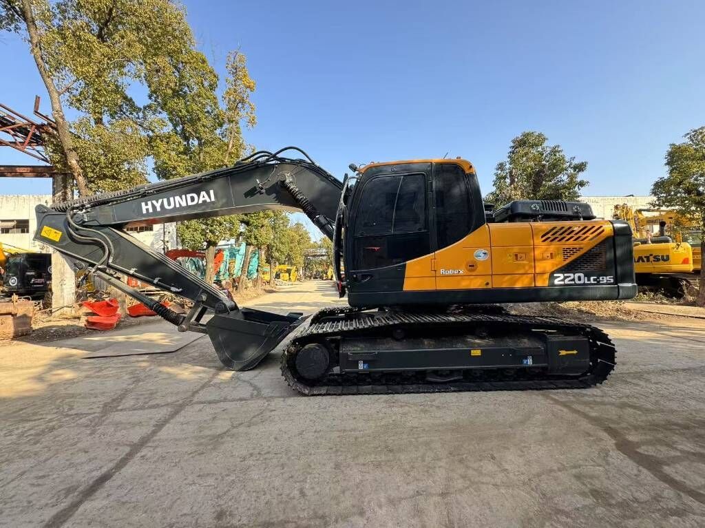 2024 Hyundai R220LC-9S crawler excavator, side profile view