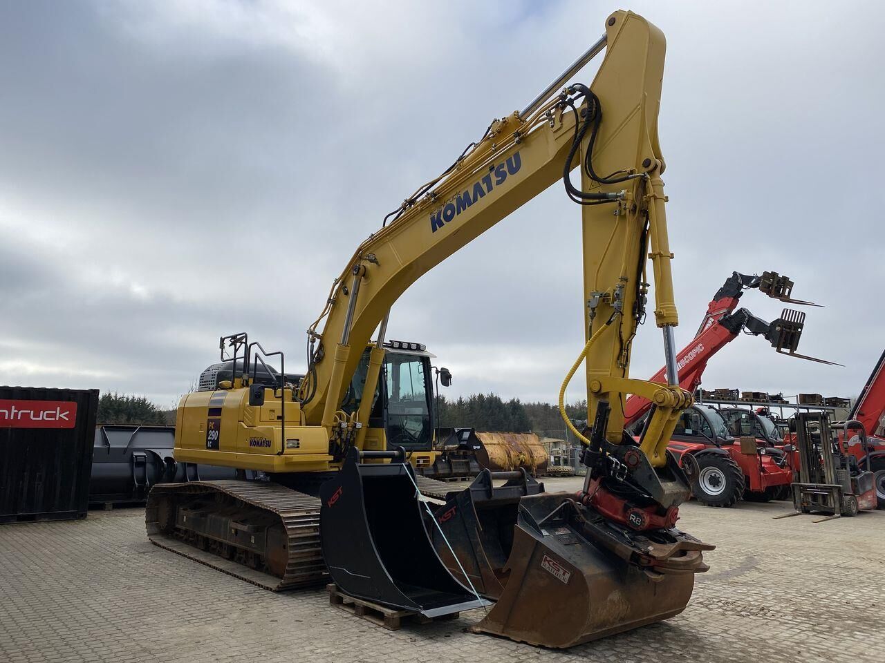 2017 Komatsu PC290LC-11 crawler excavator, side view 2017 Komatsu PC290LC-11 crawler excavator, side view