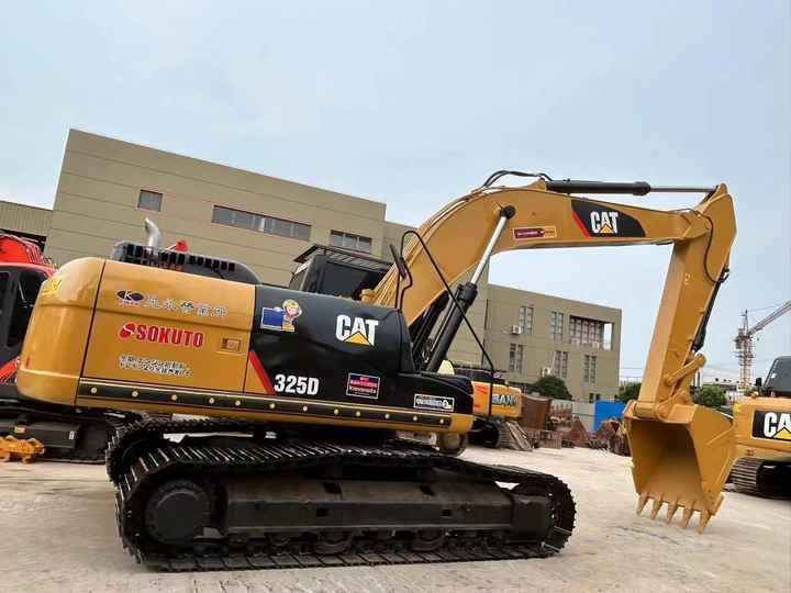 2020 Caterpillar 325D crawler excavator, side view 2020 Caterpillar 325D crawler excavator, side view