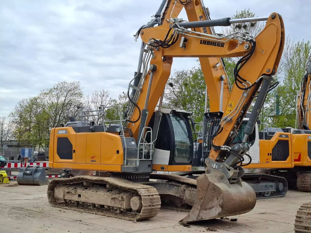 2023 Liebherr R922 crawler excavator, side view