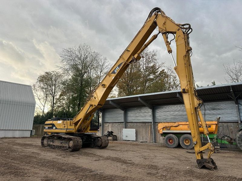 2001 Caterpillar 330BL crawler excavator side view 2001 Caterpillar 330BL crawler excavator side view