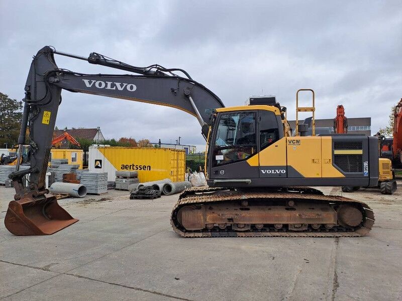 2015 Volvo EC220EL crawler excavator, side view