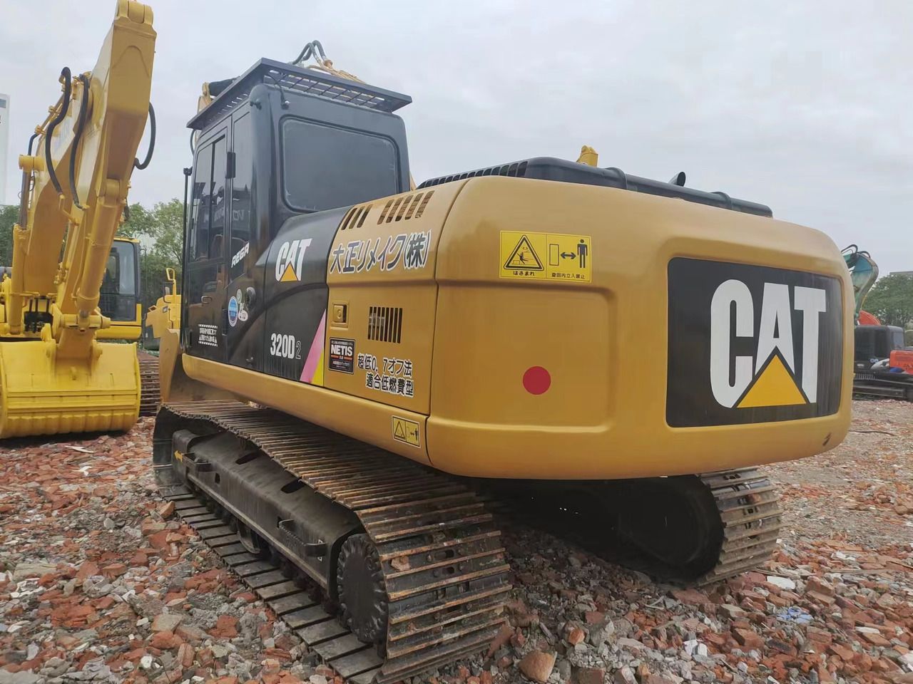 Pelle sur chenilles Caterpillar 320D2 de 2018, vue arrière trois-quarts Pelle sur chenilles Caterpillar 320D2 de 2018, vue arrière trois-quarts