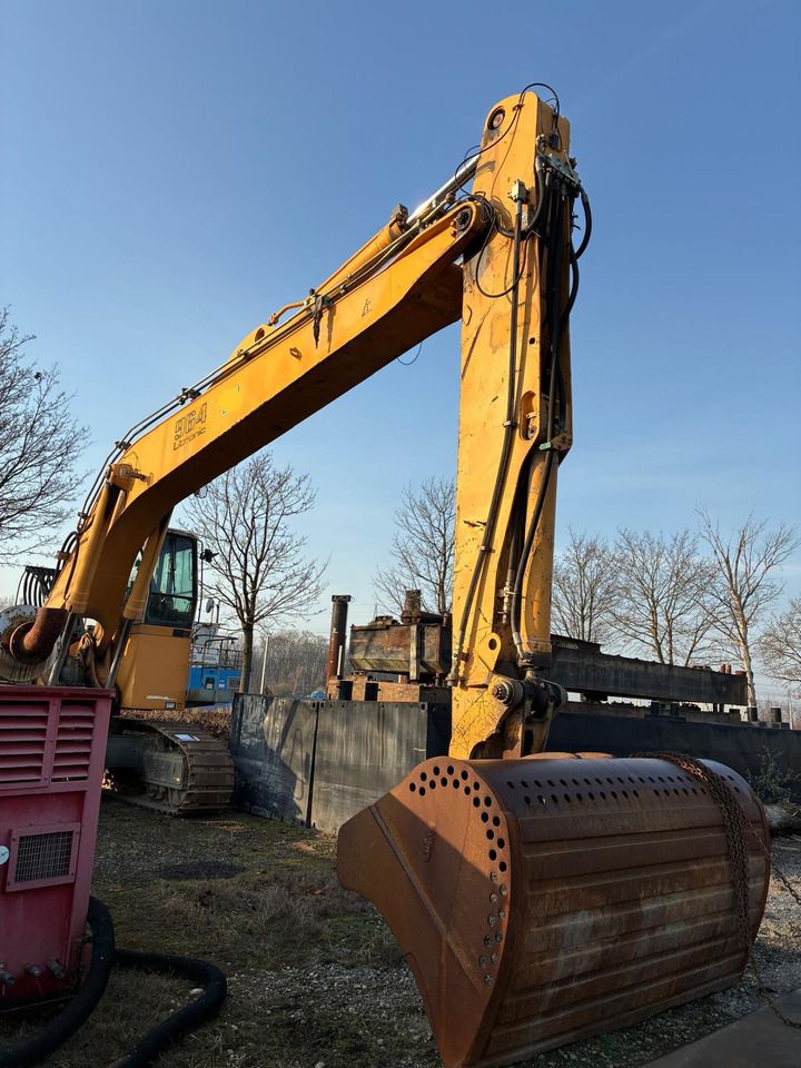 2004 Liebherr R964B crawler excavator, side view with boom extended 2004 Liebherr R964B crawler excavator, side view with boom extended