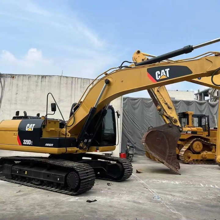 2016 Caterpillar 320D2 гусеничний екскаватор, задній тричвертний вид 2016 Caterpillar 320D2 гусеничний екскаватор, задній тричвертний вид