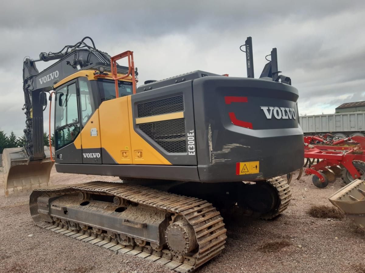 2020 Volvo EC300EL crawler excavator, rear three-quarter view 2020 Volvo EC300EL crawler excavator, rear three-quarter view