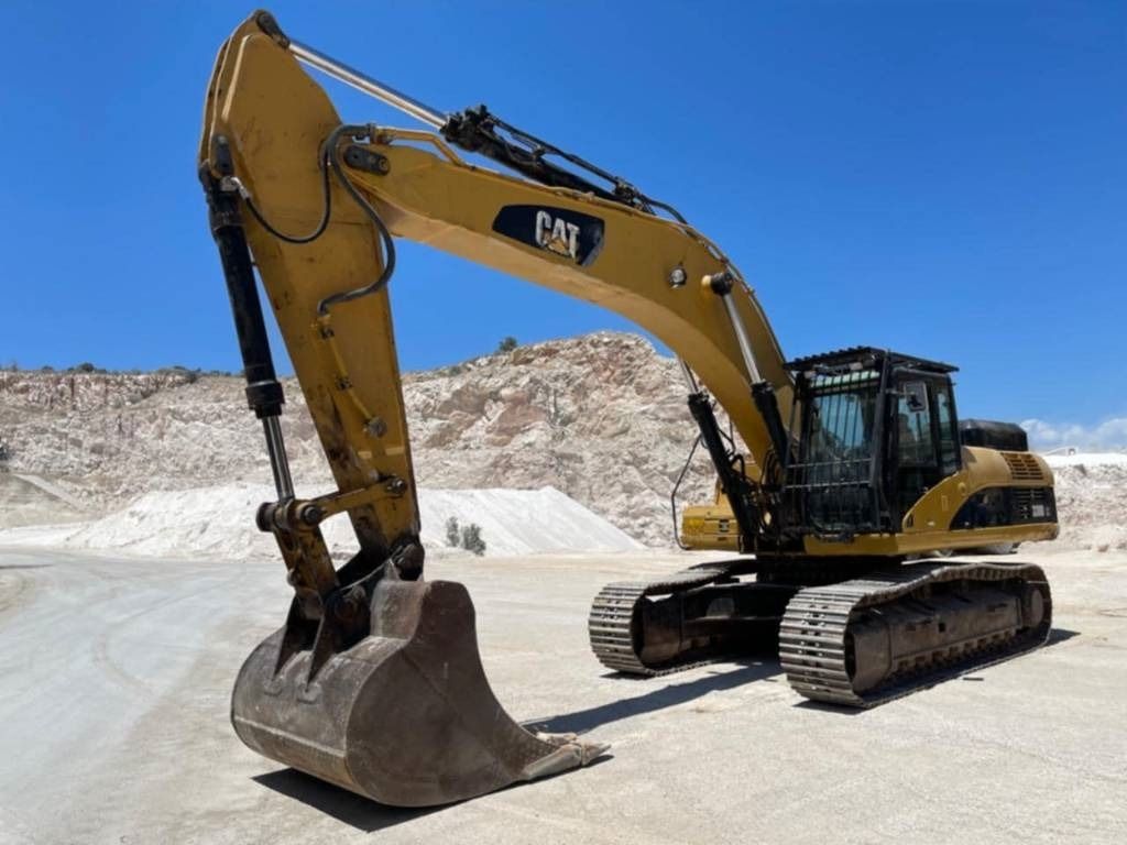 2008 Caterpillar 330DL crawler excavator, front three-quarter view 2008 Caterpillar 330DL crawler excavator, front three-quarter view