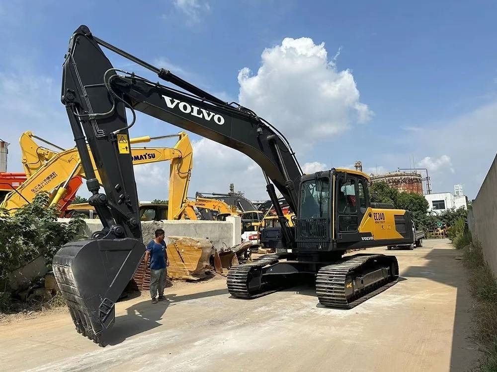 2024 Volvo EC240D crawler excavator, front three-quarter view 2024 Volvo EC240D crawler excavator, front three-quarter view