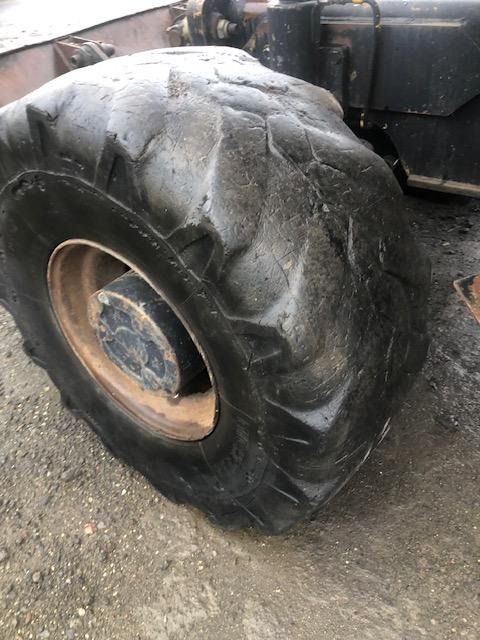 2001 JCB JS130W wheel excavator tire detail 2001 JCB JS130W wheel excavator tire detail