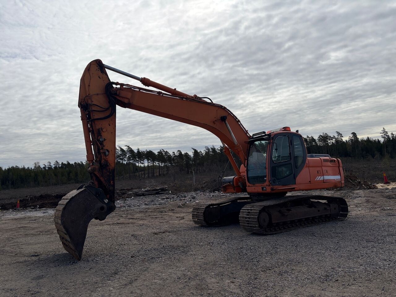 2007 Doosan DX225LC crawler excavator side view 2007 Doosan DX225LC crawler excavator side view