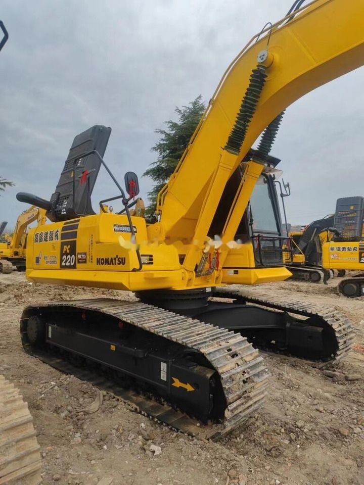 Escavatore cingolato Komatsu PC220-8 del 2020, vista posteriore tre quarti Escavatore cingolato Komatsu PC220-8 del 2020, vista posteriore tre quarti
