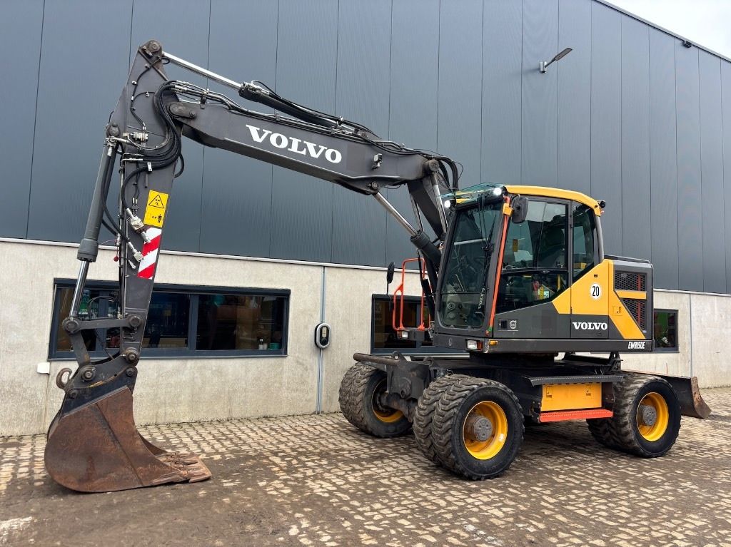 2015 Volvo EWR150E wheel excavator side view