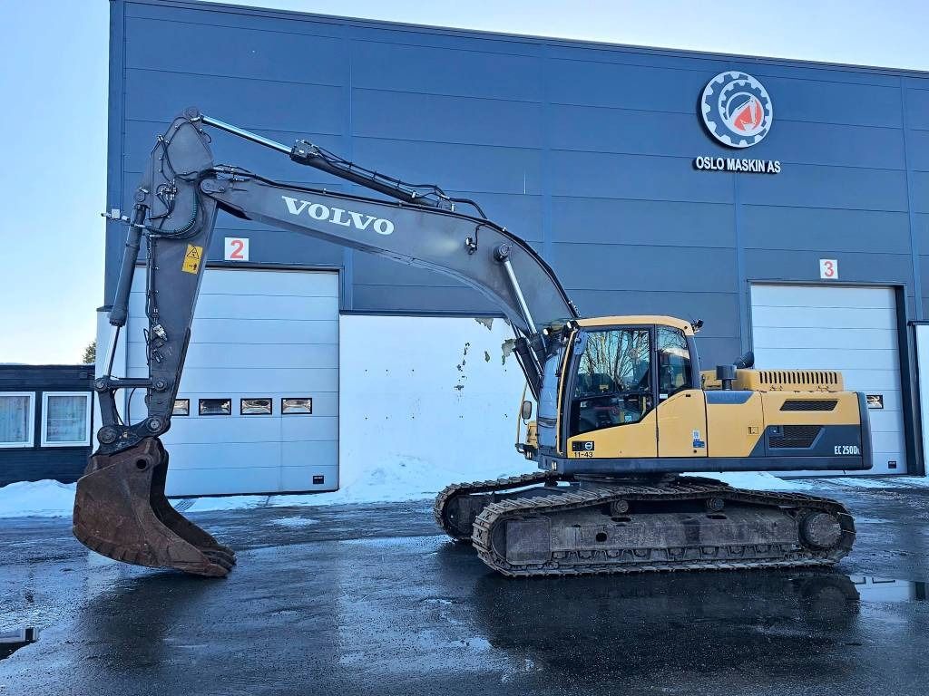 2013 Volvo EC250DL crawler excavator side view
