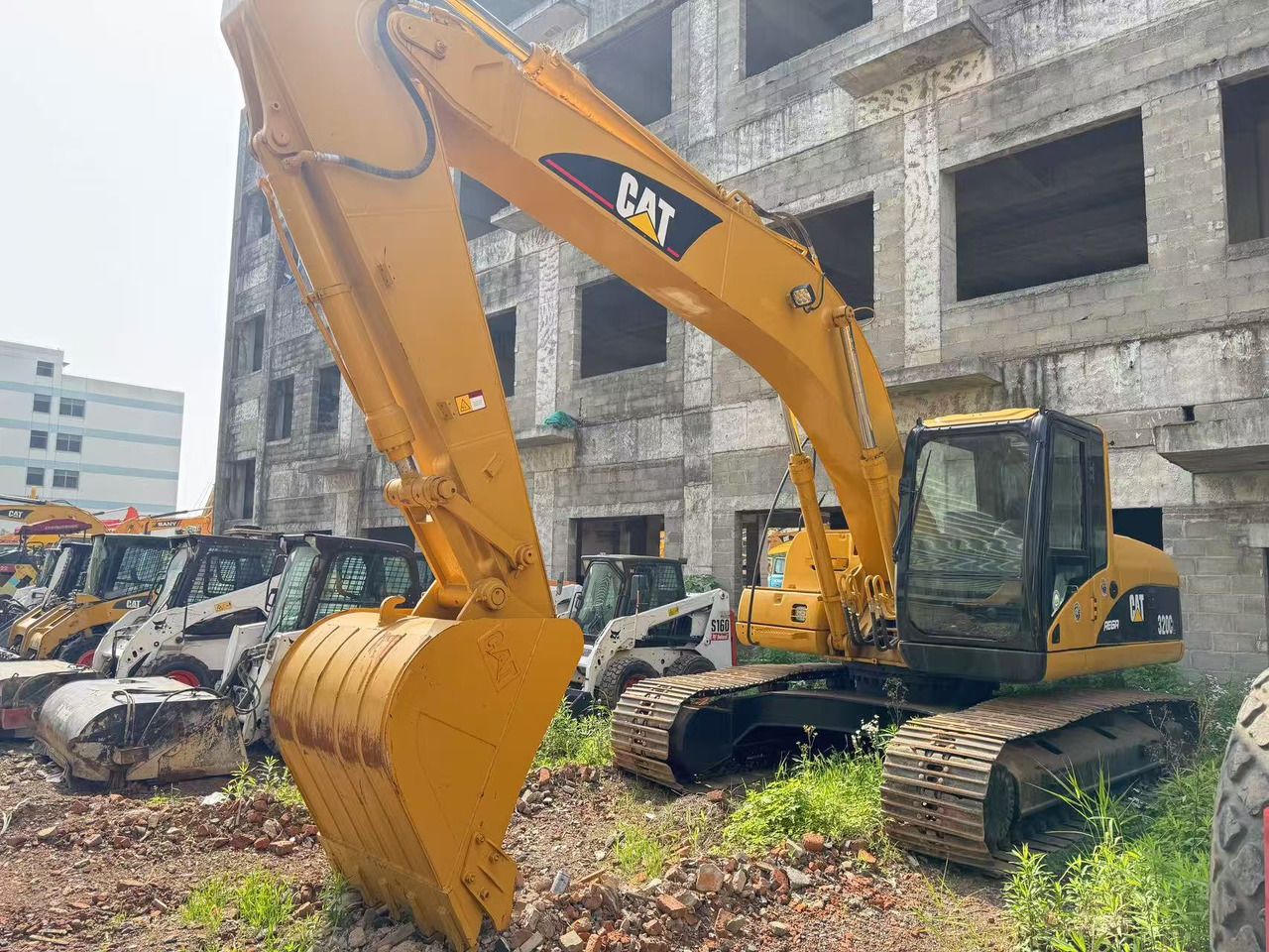Гусеничный экскаватор Caterpillar 320CL 2018 года, вид спереди в три четверти Гусеничный экскаватор Caterpillar 320CL 2018 года, вид спереди в три четверти