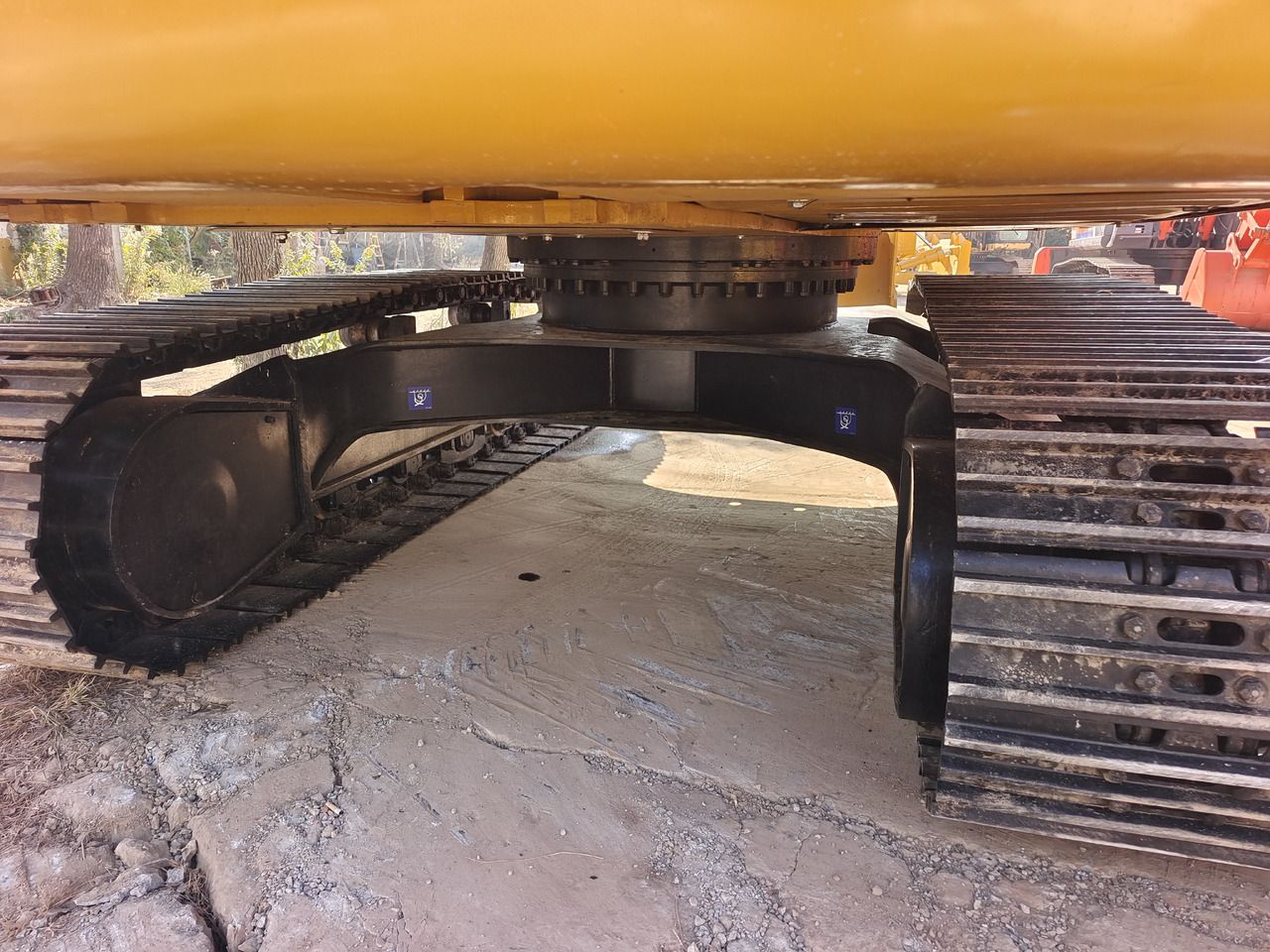 Vista del sottocarro di un escavatore cingolato Caterpillar 320D2 del 2024