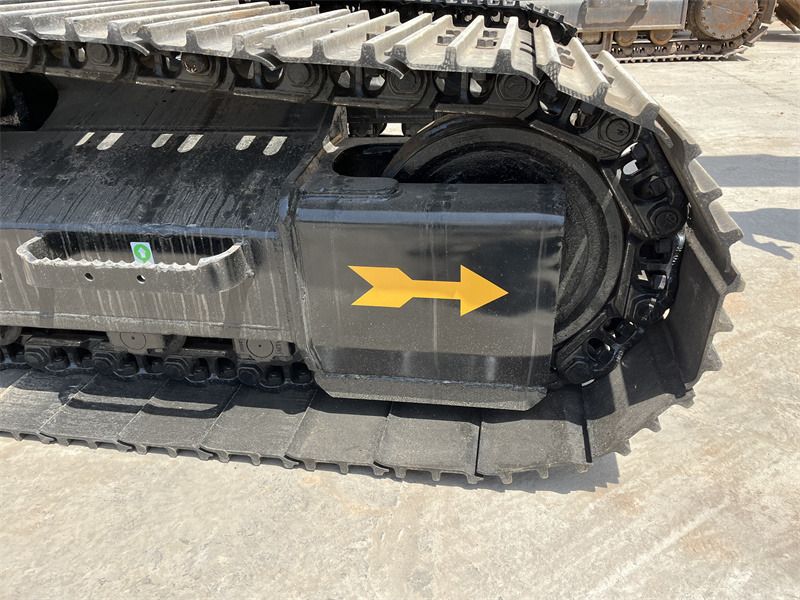 2020 Caterpillar 320D crawler excavator track detail