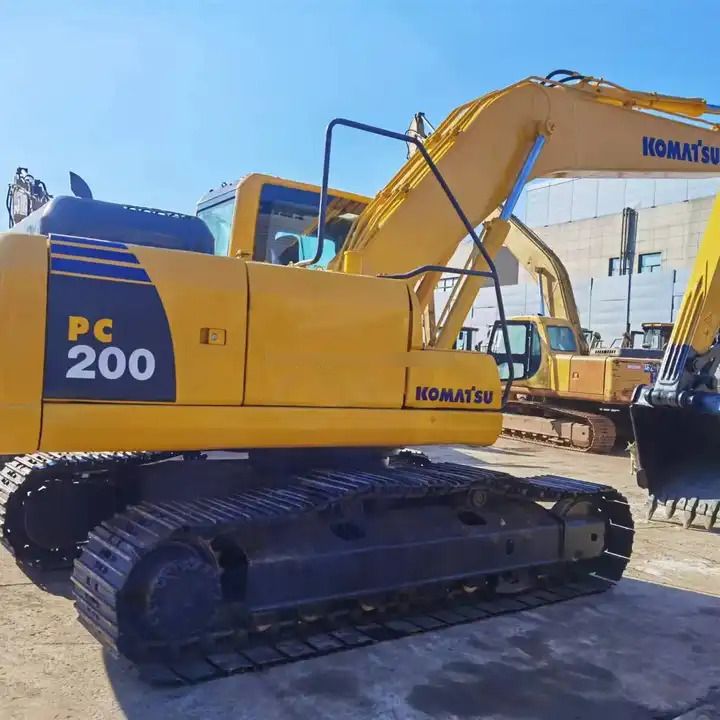Excavatrice sur chenilles Komatsu PC200-8 de 2015, vue de profil