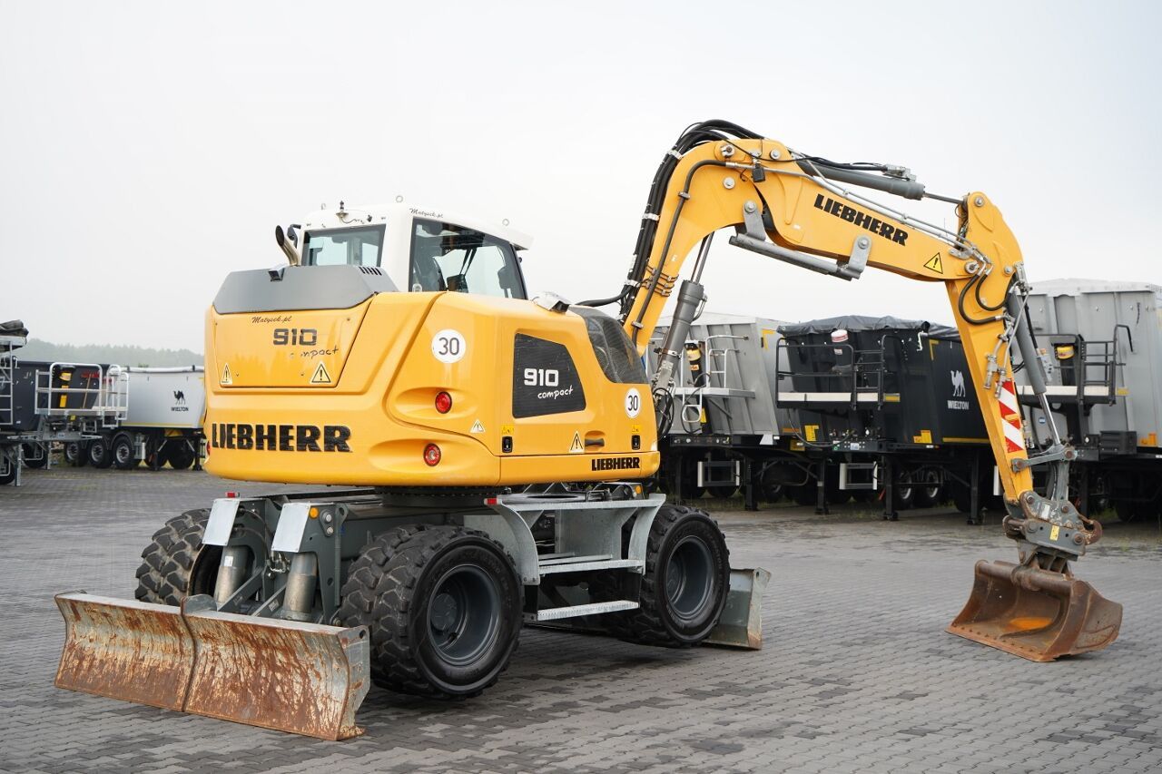 2020 Liebherr 910 Compact Litronic wheel excavator, rear three-quarter view 2020 Liebherr 910 Compact Litronic wheel excavator, rear three-quarter view