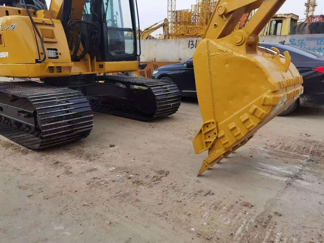 2010 Caterpillar 313C crawler excavator bucket and tracks view 2010 Caterpillar 313C crawler excavator bucket and tracks view