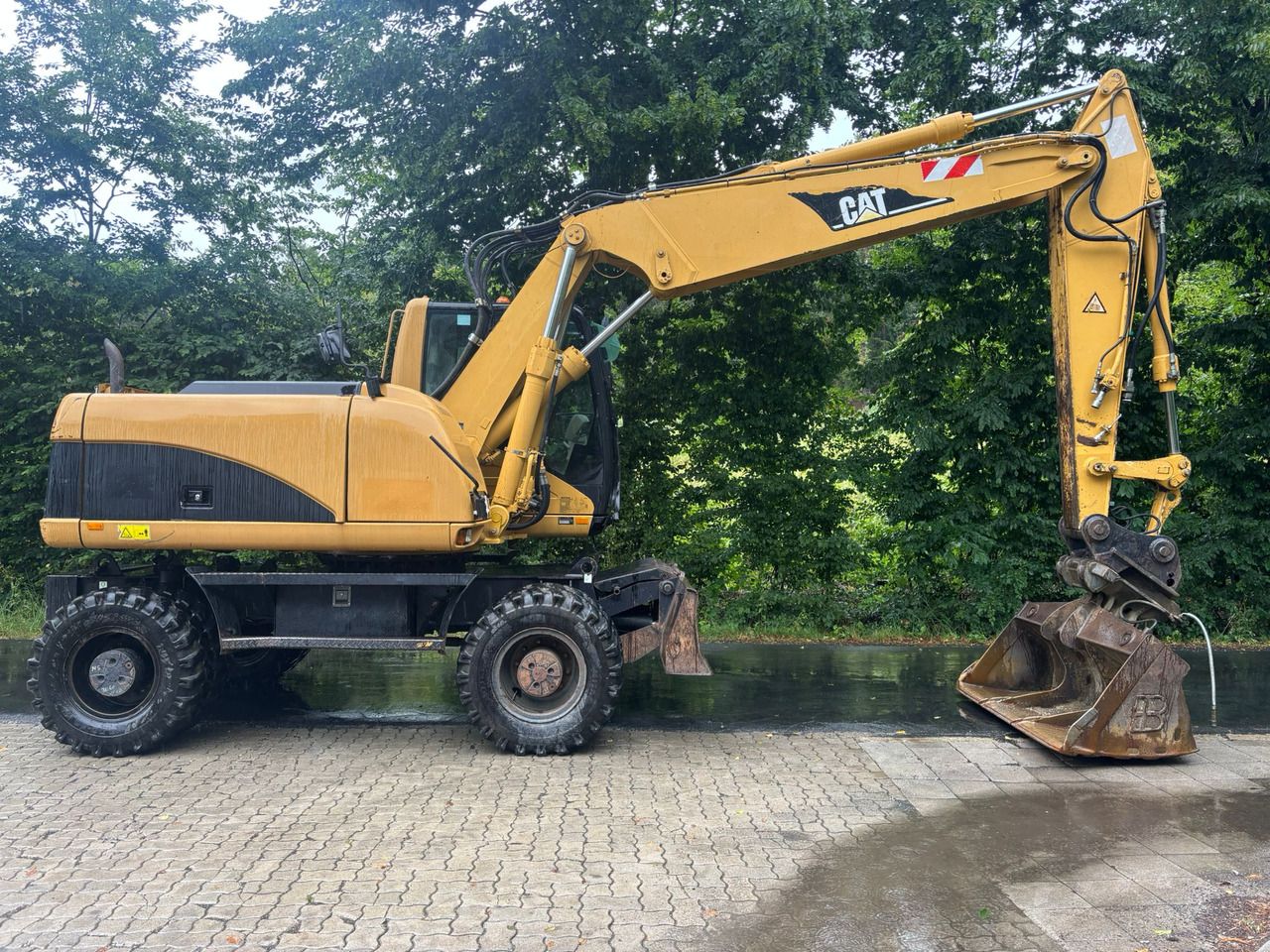 2005 Caterpillar M316C wheel excavator, side view 2005 Caterpillar M316C wheel excavator, side view