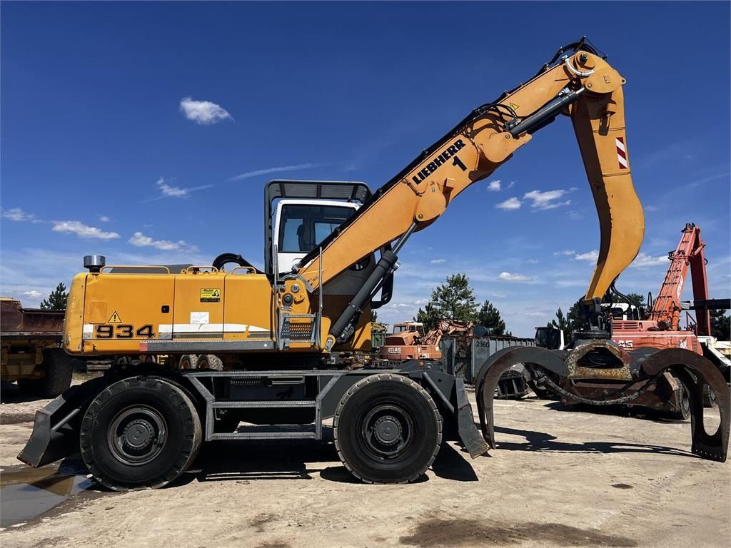 2013 Liebherr 934 C HD Litronic material handler, side view 2013 Liebherr 934 C HD Litronic material handler, side view