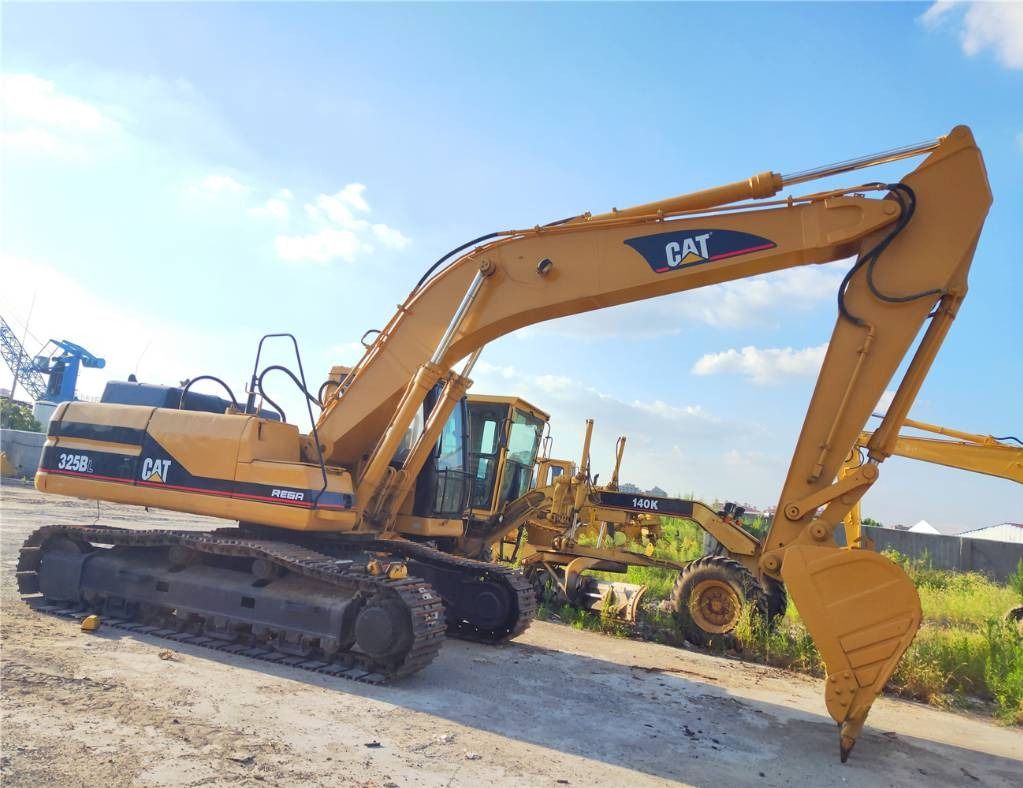 2023 Caterpillar 325BL crawler excavator side view 2023 Caterpillar 325BL crawler excavator side view