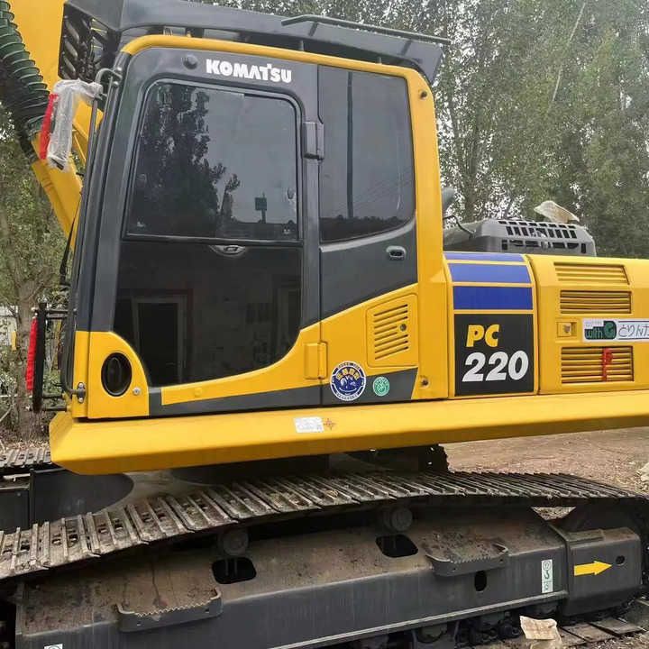 Escavatore cingolato Komatsu PC220-8 del 2017, vista laterale