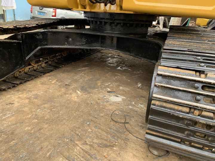 Escavadora de rastos Caterpillar 320CL de 2018, vista do trem inferior