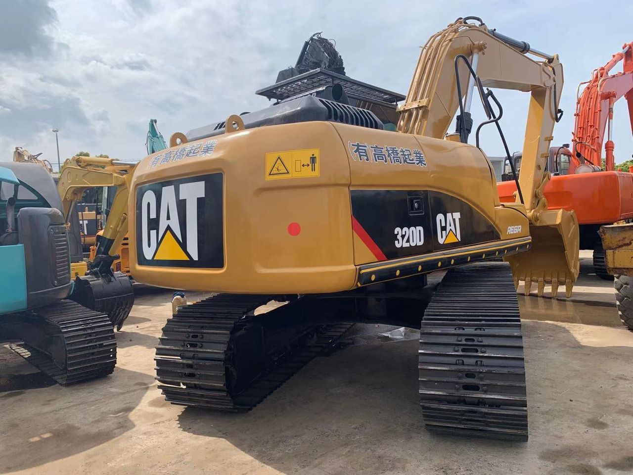 2010 Caterpillar 320D rupsgraafmachine achteraanzicht