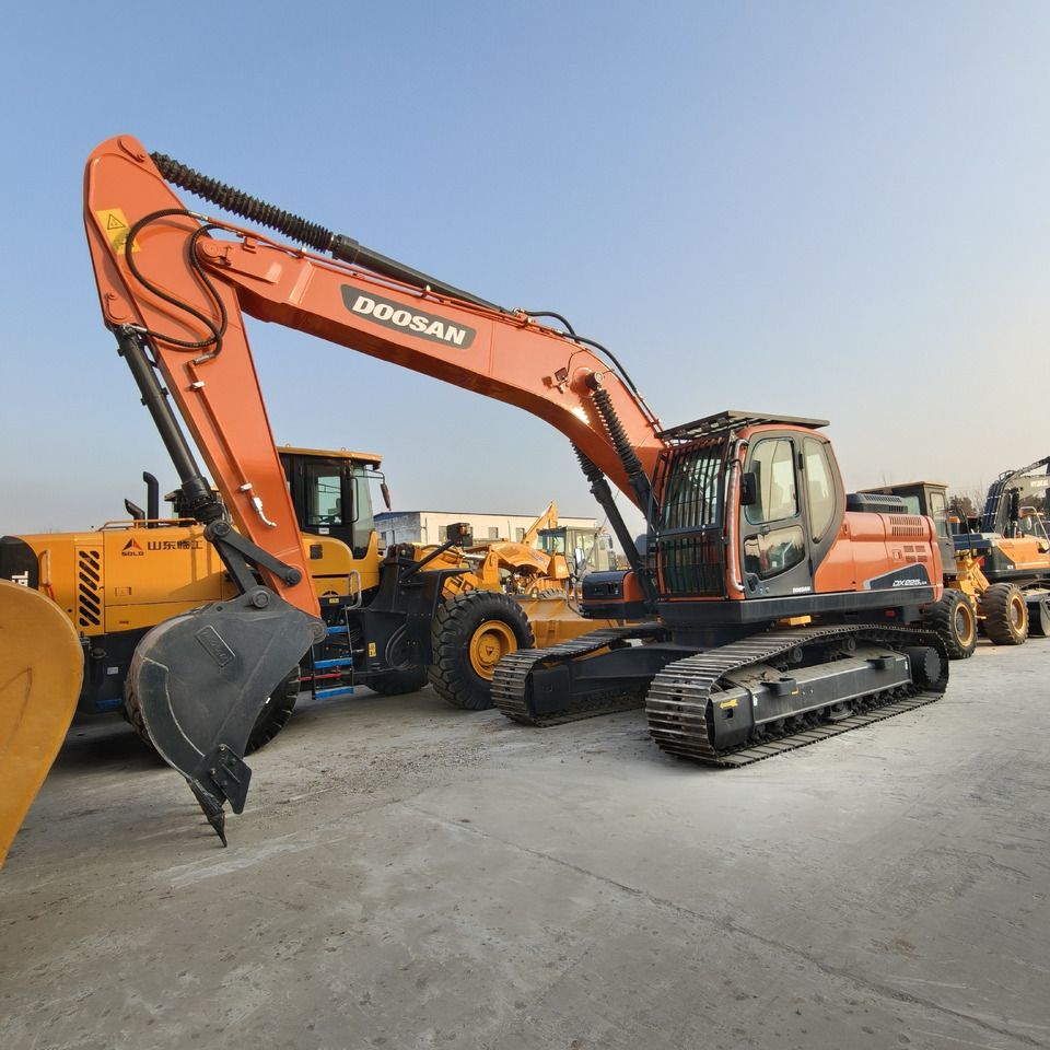 2024 Doosan DX225LCA crawler excavator, side view 2024 Doosan DX225LCA crawler excavator, side view