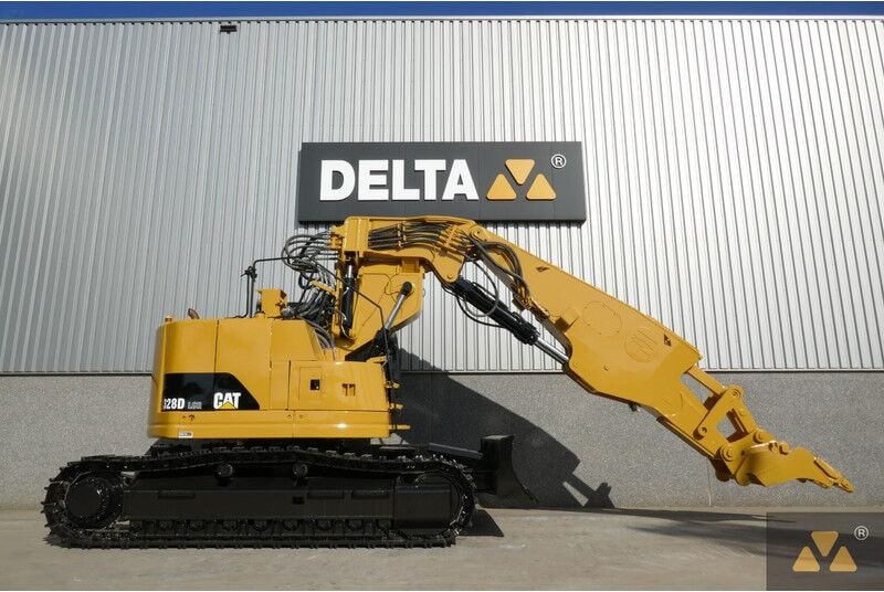 2013 Caterpillar 328D LCR crawler excavator side view