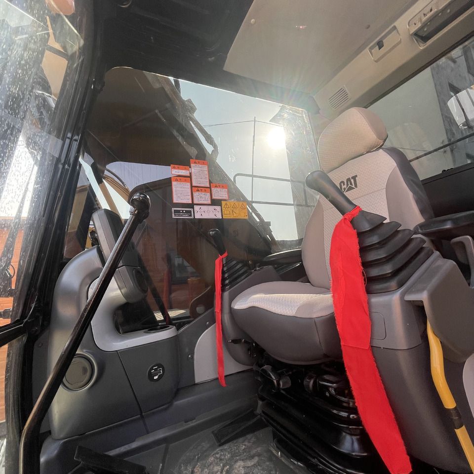 Widok wnętrza kabiny koparki gąsienicowej 2023 Caterpillar 320D2 Widok wnętrza kabiny koparki gąsienicowej 2023 Caterpillar 320D2