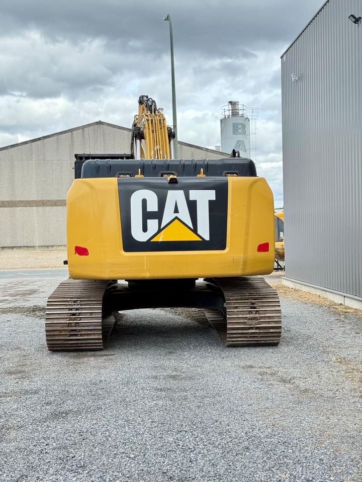 2019 Caterpillar 326FL crawler excavator rear view 2019 Caterpillar 326FL crawler excavator rear view