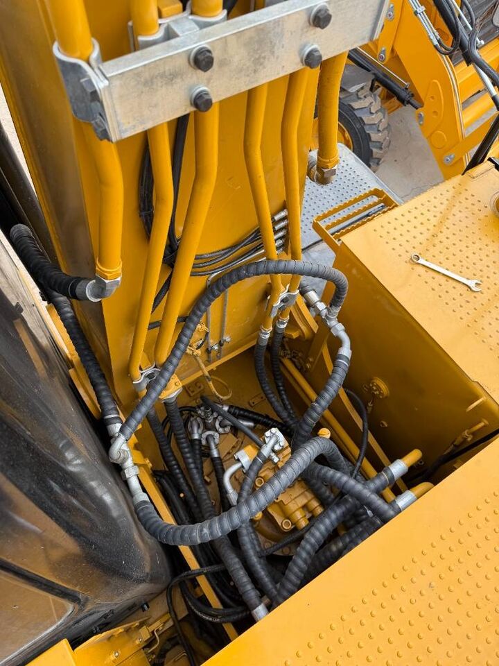 2024 Caterpillar 323DL crawler excavator hydraulic system detail 2024 Caterpillar 323DL crawler excavator hydraulic system detail