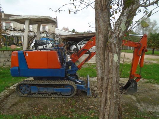 2000 Kubota KH 021 mini excavator side view 2000 Kubota KH 021 mini excavator side view