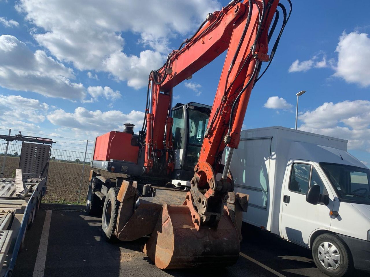 2001 O&K MH 5.5 wheel excavator, front three-quarter view