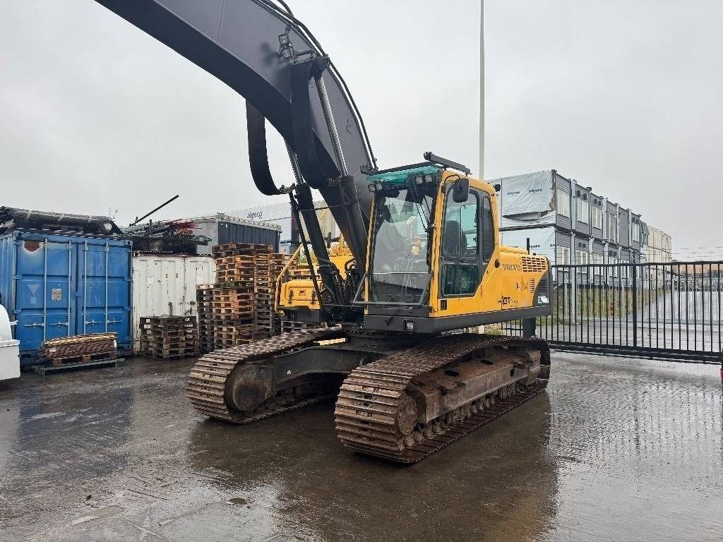 2006 Volvo EC290BNLC crawler excavator, front three-quarter view 2006 Volvo EC290BNLC crawler excavator, front three-quarter view