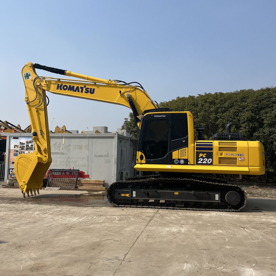 Koparka gąsienicowa Komatsu PC220-8 z 2023, widok z boku Koparka gąsienicowa Komatsu PC220-8 z 2023, widok z boku