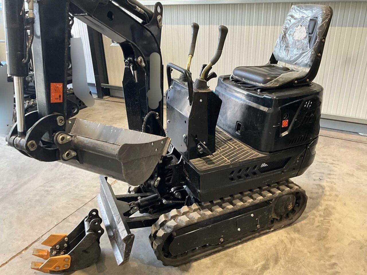 2026 Nuoman 1.2T mini excavator, side view 2026 Nuoman 1.2T mini excavator, side view