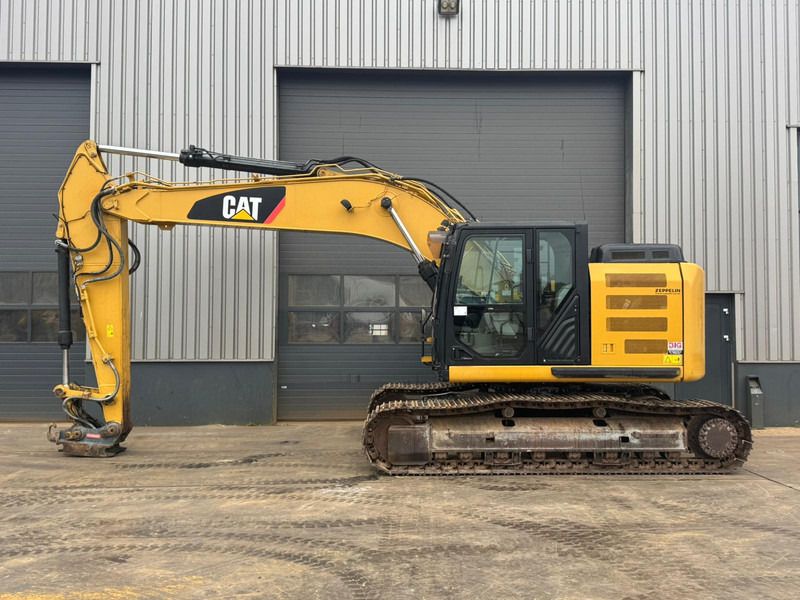 2013 Caterpillar 320EL crawler excavator, side view 2013 Caterpillar 320EL crawler excavator, side view