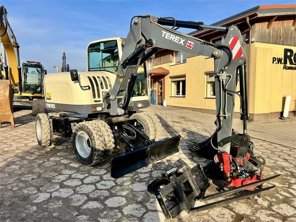 2011 Terex TW70 wheel excavator, front three-quarter view 2011 Terex TW70 wheel excavator, front three-quarter view