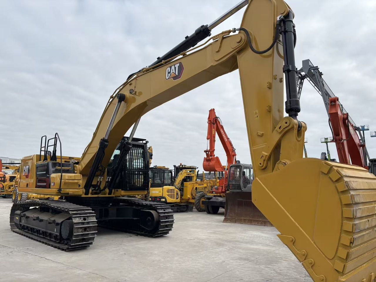 2023 Caterpillar 345GC crawler excavator, side view 2023 Caterpillar 345GC crawler excavator, side view