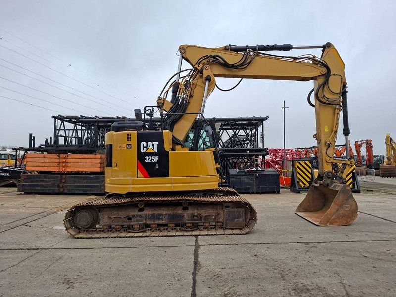 2016 Caterpillar 325FL crawler excavator side view 2016 Caterpillar 325FL crawler excavator side view