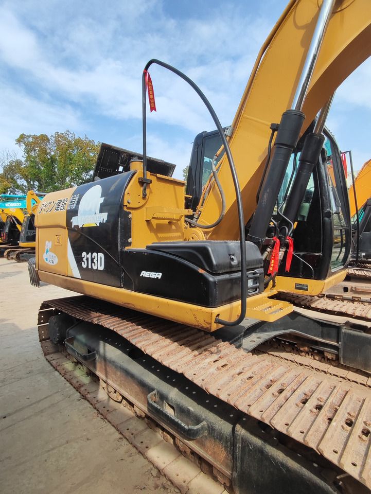 2015 Caterpillar 313D crawler excavator side view 2015 Caterpillar 313D crawler excavator side view