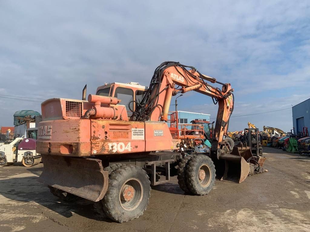 1993 Atlas 1304 wheel excavator, rear three-quarter view 1993 Atlas 1304 wheel excavator, rear three-quarter view
