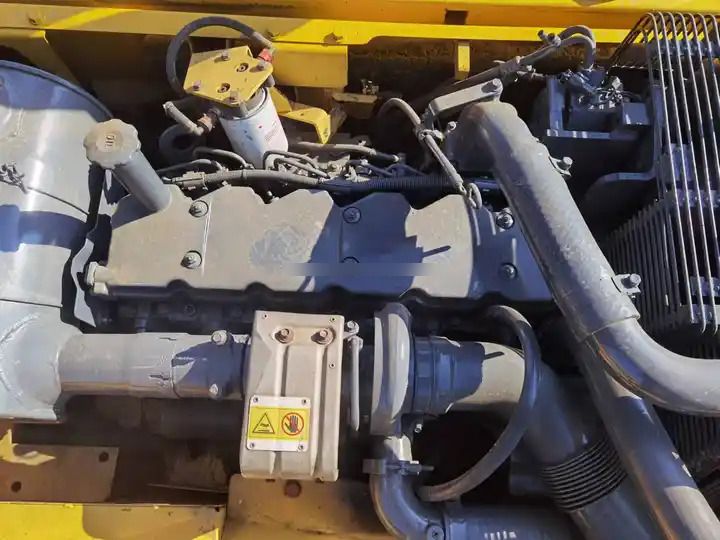 Vue compartiment moteur excavatrice sur chenilles Komatsu PC200-8 2020 Vue compartiment moteur excavatrice sur chenilles Komatsu PC200-8 2020