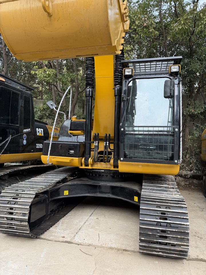 Escavadora de rastos Caterpillar 320D2 de 2024, vista frontal Escavadora de rastos Caterpillar 320D2 de 2024, vista frontal