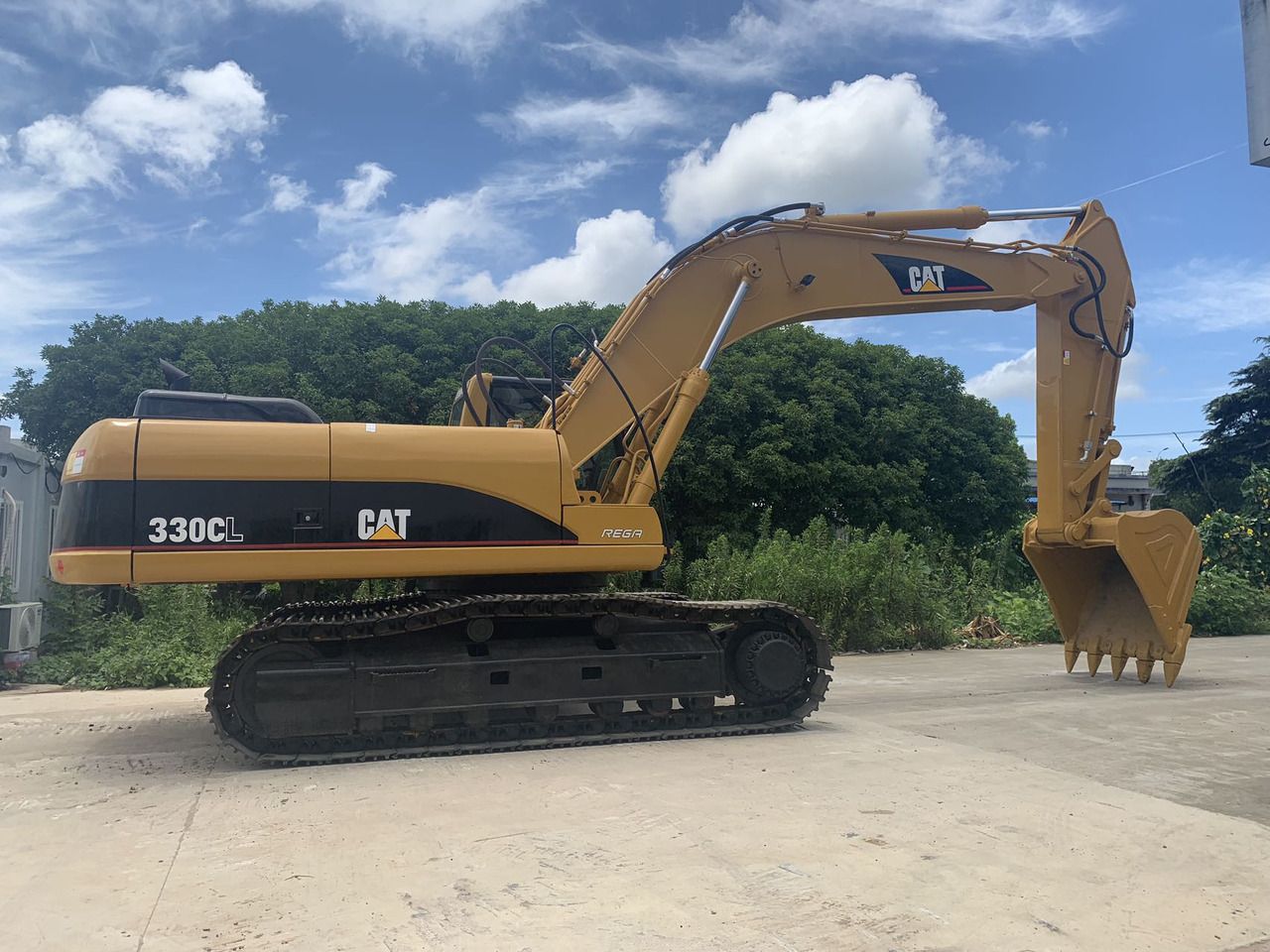 2021 Caterpillar 330CL crawler excavator side view 2021 Caterpillar 330CL crawler excavator side view